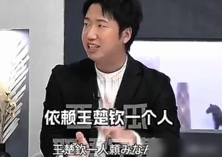 国乒男团决赛2-3输日本，水谷隼转头就捅了一刀，说中国队现在全靠王楚钦一个人扛，以前像他这样的有五六个。还补了句，只要日本队攻下王楚钦这一分，就有机会赢。这话听着刺耳，但决赛比分摆在那儿，日本队60年来头一回亚运男团夺金。水谷隼自己当年输了快100场，说退役时心想以后再也赢不了中国了，现在日本选手上