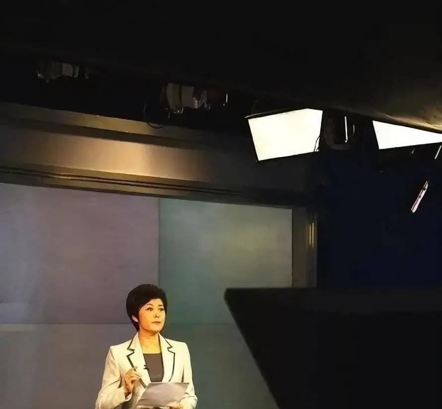 71岁敬一丹走了，退休11年她没开过直播带过货，连讣告都没开放打赏。

她1955年出生在哈尔滨，中国传媒大学硕士毕业，1988年进入央视。最早做《经济半小时》，后来开了《一丹话题》，这是央视少有的以主持人名字命名的评论节目。接着主持《焦点访谈》《东方时空》《新闻调查》，还连着好几年和白岩松搭档《感