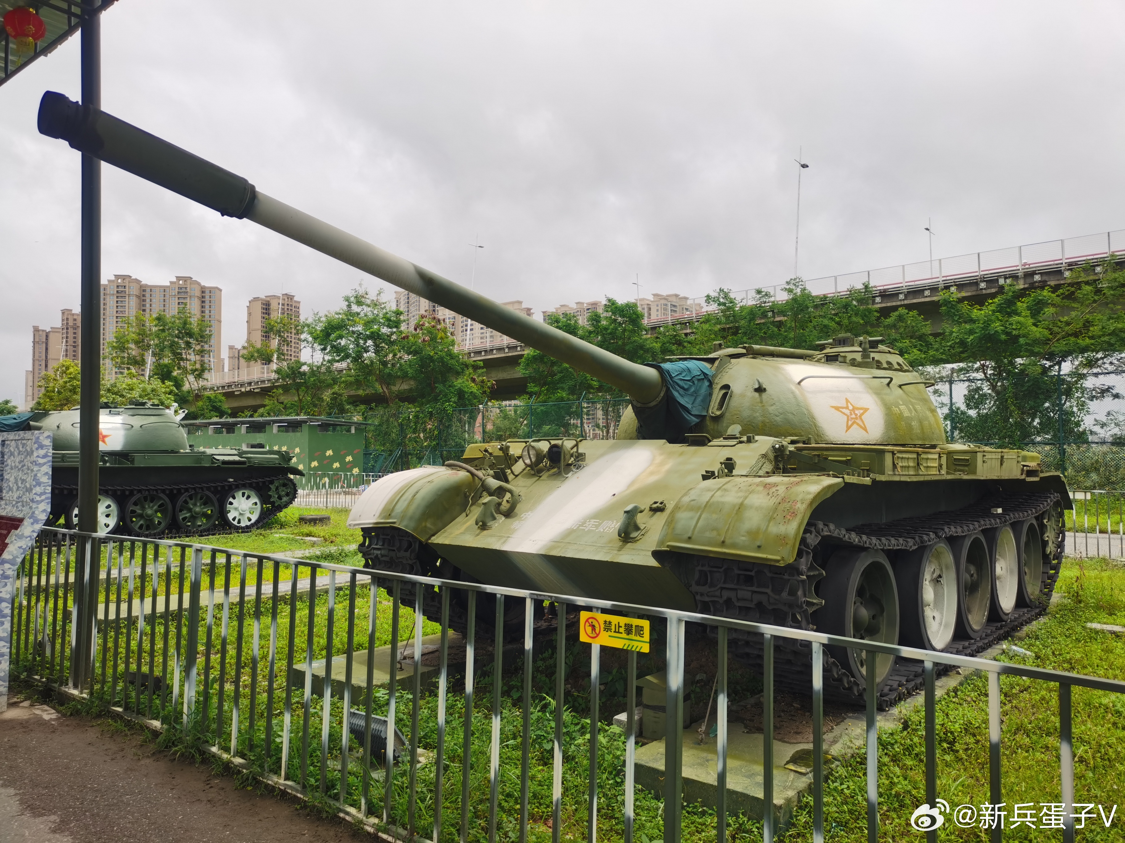 59式中型坦克是中国兵器617厂根据苏联T-54A中型坦克仿制而成的...