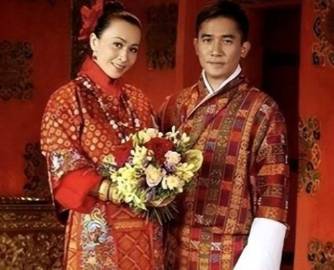 梁朝伟素颜过64岁生日，刘嘉玲晒夫妻晒庆生照片，结婚18年没孩子仍恩爱...