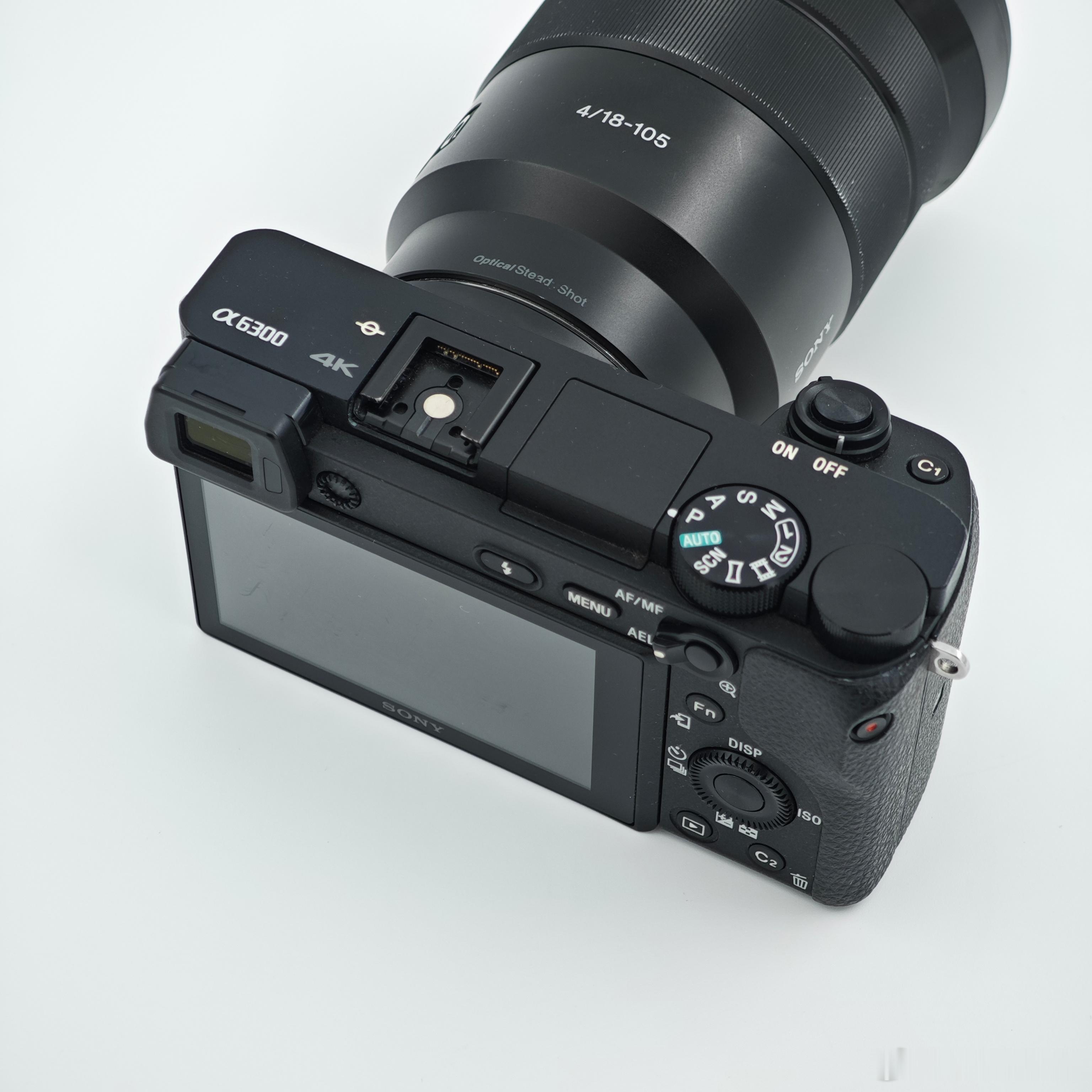 #军火库二手# 索尼A6300+E 18-105mm F4 PZ G OSS镜头套机，成色整体不错，一些轻微正常使用痕迹，镜头有些露白，无大的磕碰划痕损伤，镜头镜片完好无划痕，微灰，机身完好，快门次数789次，使用不多，无包装，无镜头前后盖以及机身盖，无电池，电池需要单配，镜头带了一片UV保护，整套直接2999安排~  ​