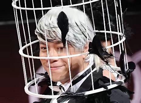 蔡康永等人之所以会反目成仇，在于他们已经从中国大陆赚足了钱！

等到有钱之后就可以改变了，在这几年里想必大家也都见过很多类似的情况了吧？

以前他们在大陆市场很听话、很有礼貌地唱着歌，在台上说些赞美的话的时候是因为那里挣钱多啊！很多在台湾或者香港走红过的演员其实没有挣到多少钱，并且还 ​