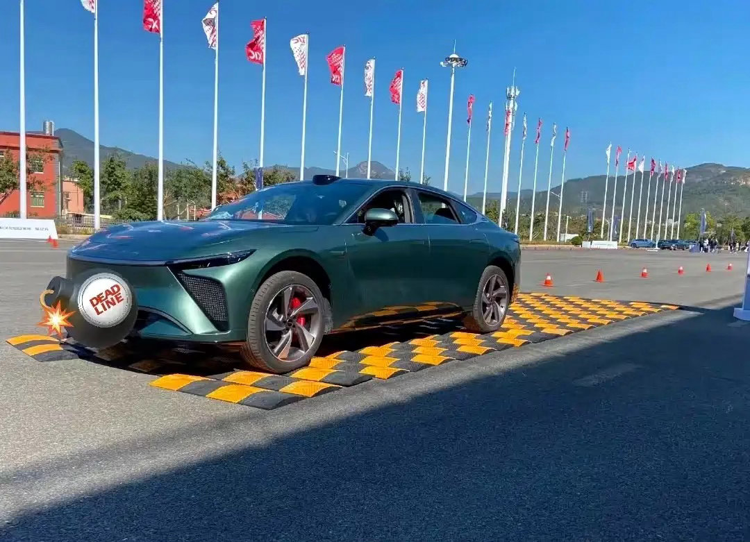 2026款星途瑶光C‑DM混动中型SUV。整车4781mm×1920mm×1671mm，轴距2815mm。前脸宽大渐变格栅，锐利矩阵LED大灯，大气流畅外观。车身侧面线条舒展，车窗镀铬饰条，运动轮毂。车尾横向贯穿尾灯，后包围线条饱满。内饰座舱轻奢风格，15.6英寸悬浮中控大屏。车内五座布局，座椅填充物厚实，长途乘坐舒适性良好。后备箱容积规整，家用行李装载能力充足。动力搭载1.5T插混动力总成，发动机电机协同输出。大容量电池支持纯电通勤，长途开启混动模式。悬架前麦弗逊后五连杆独立悬架，底盘调校兼顾舒适操控。整车搭载全速自适应巡航、车道保持、540度全景影像。车内分区自动空调、后排出风口、多声道车载音响。车身高强度钢座舱，全车安全气囊配置齐全。馈电油耗控制在较低区间，降低长途出行燃油成本。车型面向追求大空间、高经济性的家用消费群体。