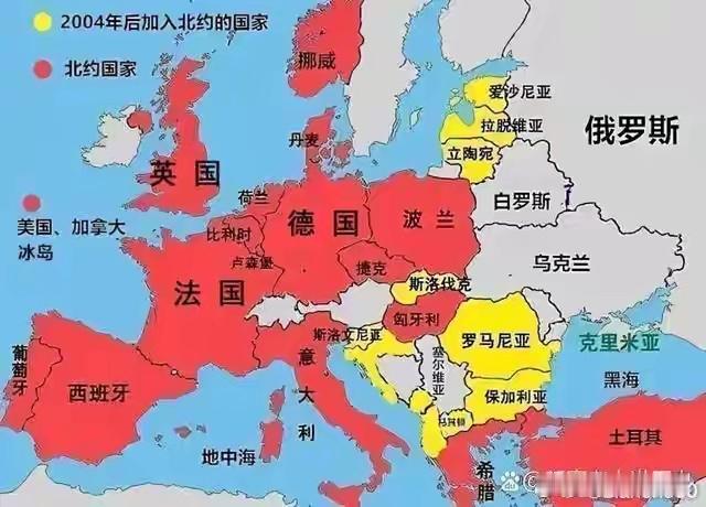 2004年加入北约的国家：黄色的都是那一年加入，北欧波罗的海三国，东欧的罗马尼亚，保加利亚，马其顿等，俄罗斯那时候正想加入北约，当然不会反对他们加入北约，担心他们使绊子，20多年过去了，而乌克兰只是想加入欧盟，就惹怒了普京，转向太大了。