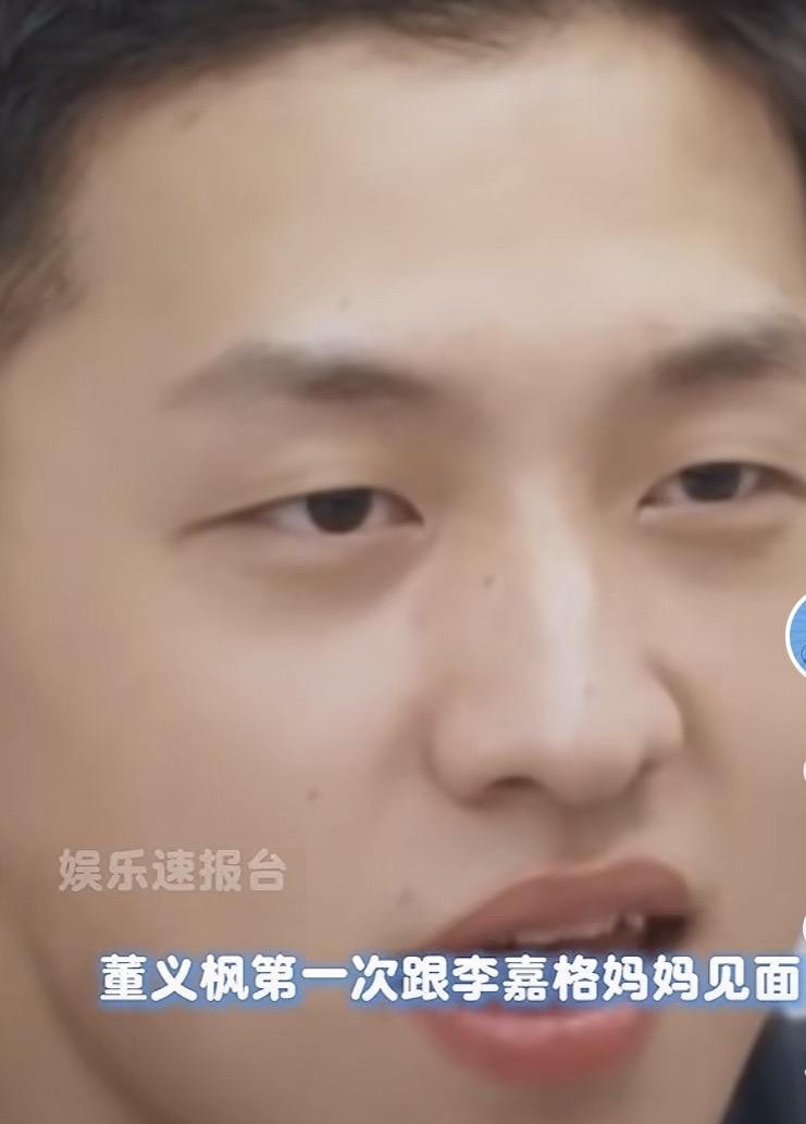 李嘉格妈妈见新男友夹菜唠嗑，见前女婿连家门都不愿进
小董第一次见李嘉格妈妈，自我介绍、唠嗑、讨开心，一套动作下来，李嘉格在旁边都看愣了。她妈妈给出一句评价，大意是这人亲切，她喜欢，不像有些人一见面就不想多说话。李嘉格给小董起了个外号，母系男友。节目里她妈妈还撂下一句话，她开心我就开心。这话不重，但放