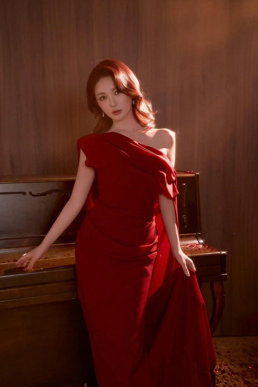 #靳梦佳主持金鹰开幕美得好大气##靳梦佳好明艳的红裙美人#金鹰开幕式高光时刻属于靳梦佳！红裙造型明媚动人，自带强大气场。主持状态松弛自然，谈吐得体，兼具颜值与专业素养，大气舒展的美真的太有吸引力了。 ​