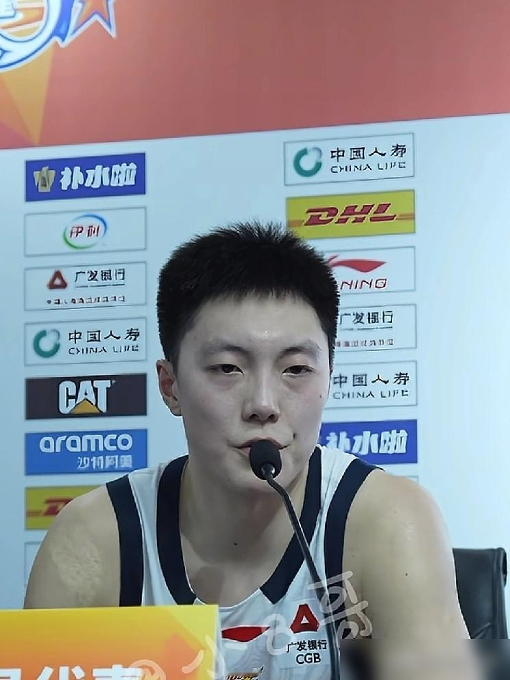 广东男篮颗粒无收，更衣室到底炸了什么雷？ 你以为是偶然？看看胡明轩...