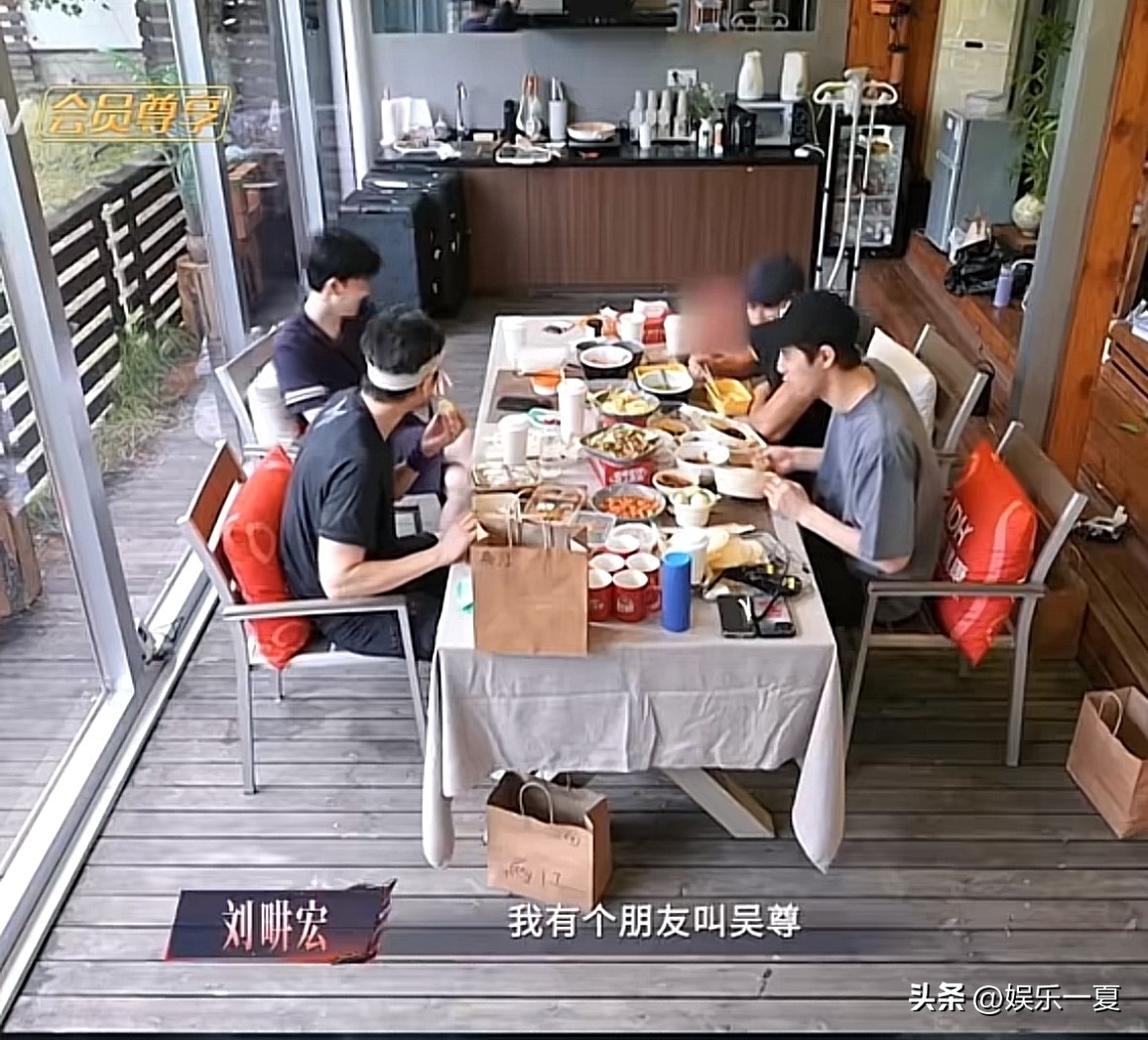 刘畊宏说“我的朋友吴尊，他洗澡超过一个小时，我在想你怎么有办法在里面，他说洗澡一直在那冲，让机搓每一个部位，然后享受这每一个过程。我说我们每次一洗就赶快出来，待里面那么久干嘛。”

很少见到男生洗澡会超过一个小时得，一般都是几分钟就洗完了。

吴尊能洗一个小时澡大概是因为他比较洁癖吧，他还有点强迫症