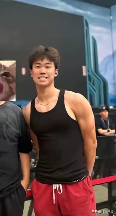 海清的儿子朱泓烨，小名蛋妞，今年已经19岁。
 
一米九的蛋妞身材健壮，阳光爽朗。他现在在美国读书，学业十分优秀，不光文化课成绩突出，游泳也是他的强项，多才多艺，是大家口中的学霸少年。
 
海清的丈夫是圈外的银行高管，为人低调，几乎不曝光在公众视野。海清出身南京文艺世家，家族长辈深耕文化艺术领域。