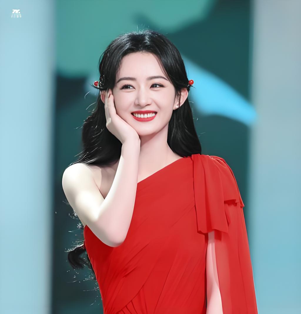 惹了郑恺会有什么后果？
看看几年前赵丽颖就知道了，生完孩子复出的她，在一次颁奖典礼上，被郑恺当众调侃出丑！

当时郑恺问赵丽颖，当妈妈辛苦还是当演员辛苦，问完又立即替她回答，说肯定是当妈妈辛苦，要不然怎么留冯绍峰在家看孩子！

产后努力复出，想要弱化妈妈标签的赵丽颖十分尴尬！郑恺为什么会有这一举动，