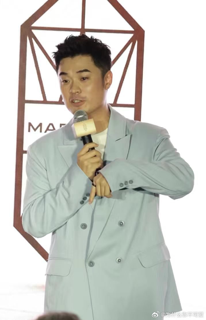 #在上海看到了内娱熟人#我原本以为百万MPV很难撼动合资的地位，尊界上海首交云集众多圈内大佬，真实车主阵容就是最好的实力证明#明星为何今日扎堆黄浦江畔# ​