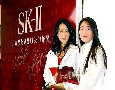 58岁的刘嘉玲在新西兰玩高空跳伞，落地才敢告诉梁朝伟。梁朝伟当场脸都绿了，直接骂她：“你是不是疯了？我不想把命交到别人手里。”

一个极度社恐，连饭局都坐立难安；一个胆大包天，转头就敢跳飞机。早年刘嘉玲还硬拉他应酬，后来见他不高兴就彻底放手。

现在他出差，她乐得清静。40年夫妻活成两条平行线，各玩