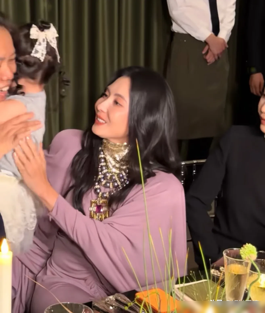 张柏芝伸手要抱韩安冉女儿，孩子扭头就躲，一点面子没给。
搁一般明星，镜头怼着，被当众拒绝，脸早挂不住了。张柏芝没撒手没黑脸，反而挤眉弄眼继续逗，硬是把小姑娘逗笑了。
现场人讲，她逗孩子那几下，熟练得不像演的。抱娃的姿势、哄人的节奏，全是带过三个娃练出来的肌肉记忆。
网友炸出一句梗：长了说，我小