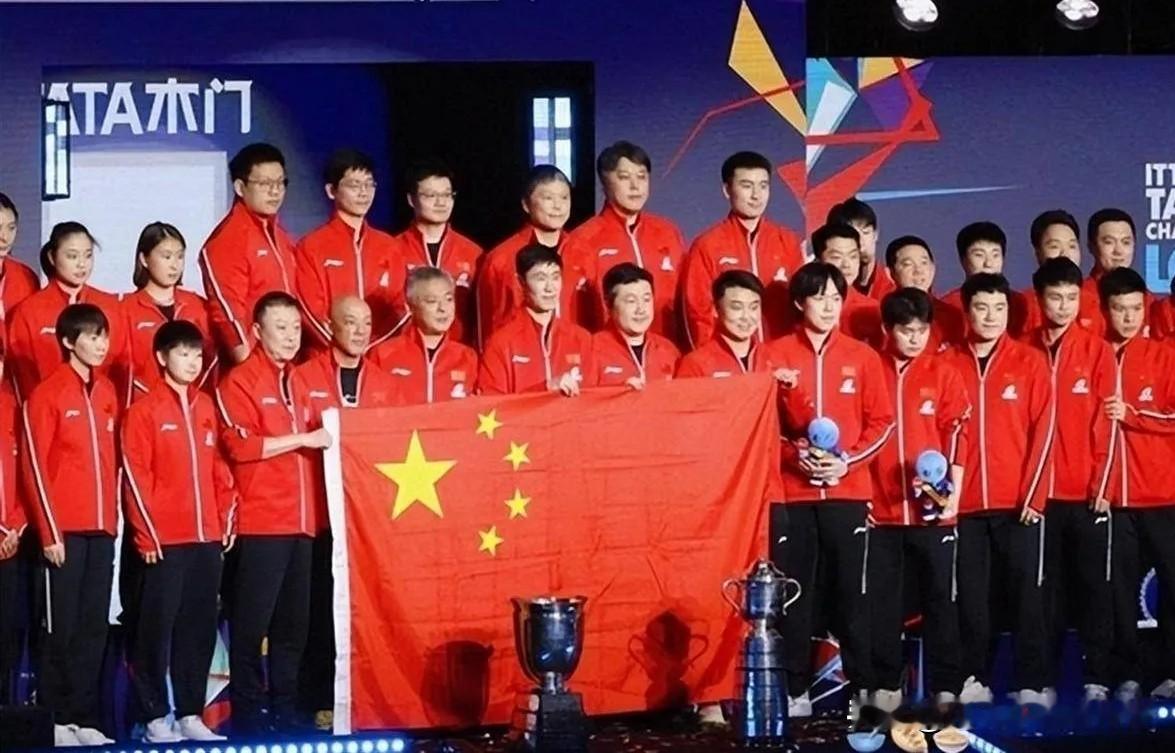 这次WTT中国大满贯的中国队名单，看得出来教练组是真敢排。
五个单打席位里，林诗栋、蒯曼直接拿满参赛资格，连最近状态回温的周启豪、陈幸同都没捞到单打入场券，之前大家猜的“老带新”平衡阵容完全没出现。
林诗栋今年拿了三站常规挑战赛的冠军，蒯曼的双打和混双胜率