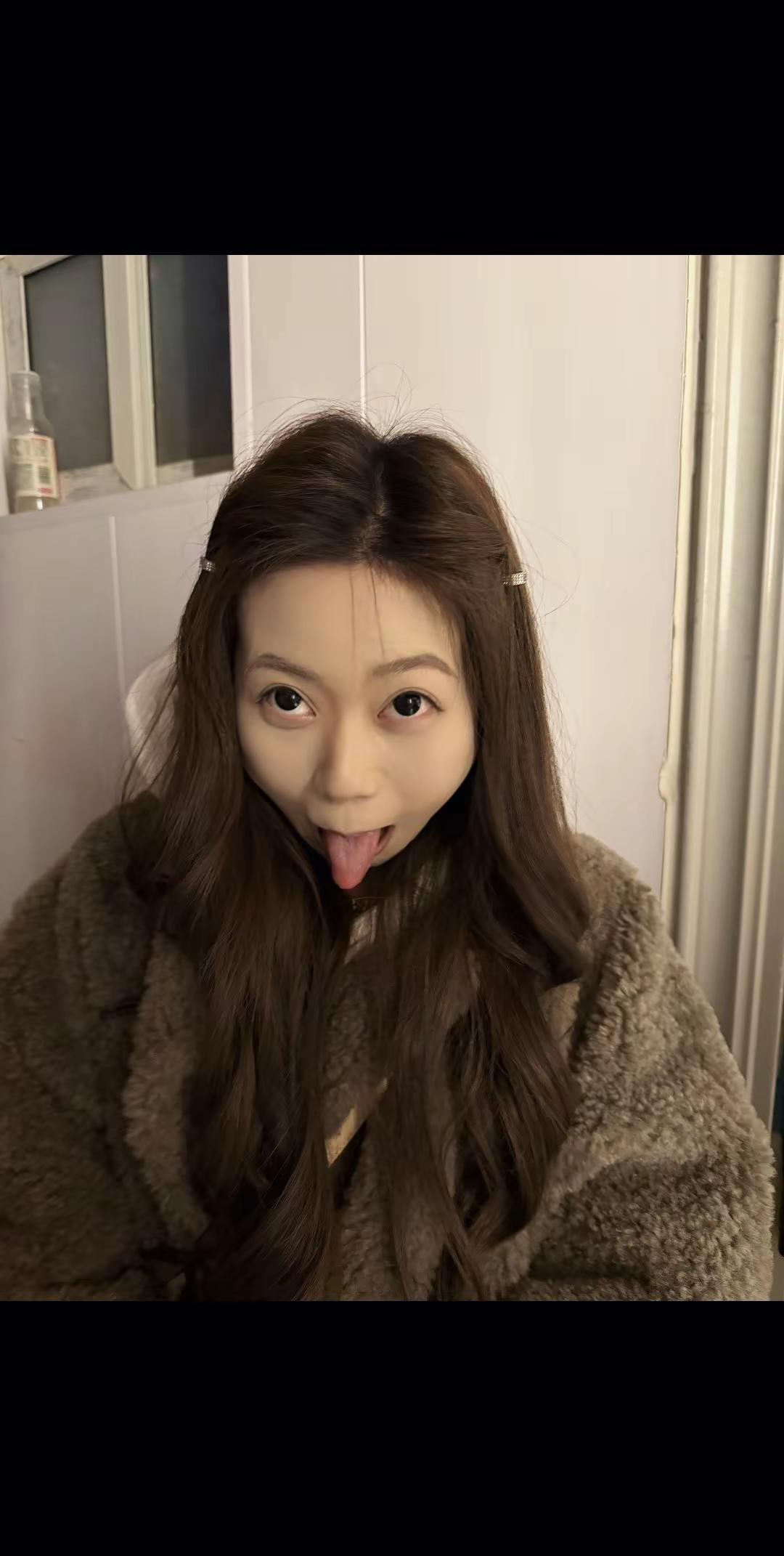 有这样一个女孩 她傻的有一点可爱