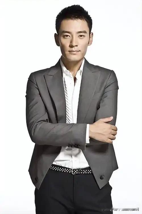 刚出道时他顶着“最年轻的焦裕禄扮演者”光环，演正剧总带着一股绷着劲的青涩感，角色辨识度始终卡在“演技不错但记不住脸”的阶段，还因早年的感情争议被贴上过刻板标签。
如