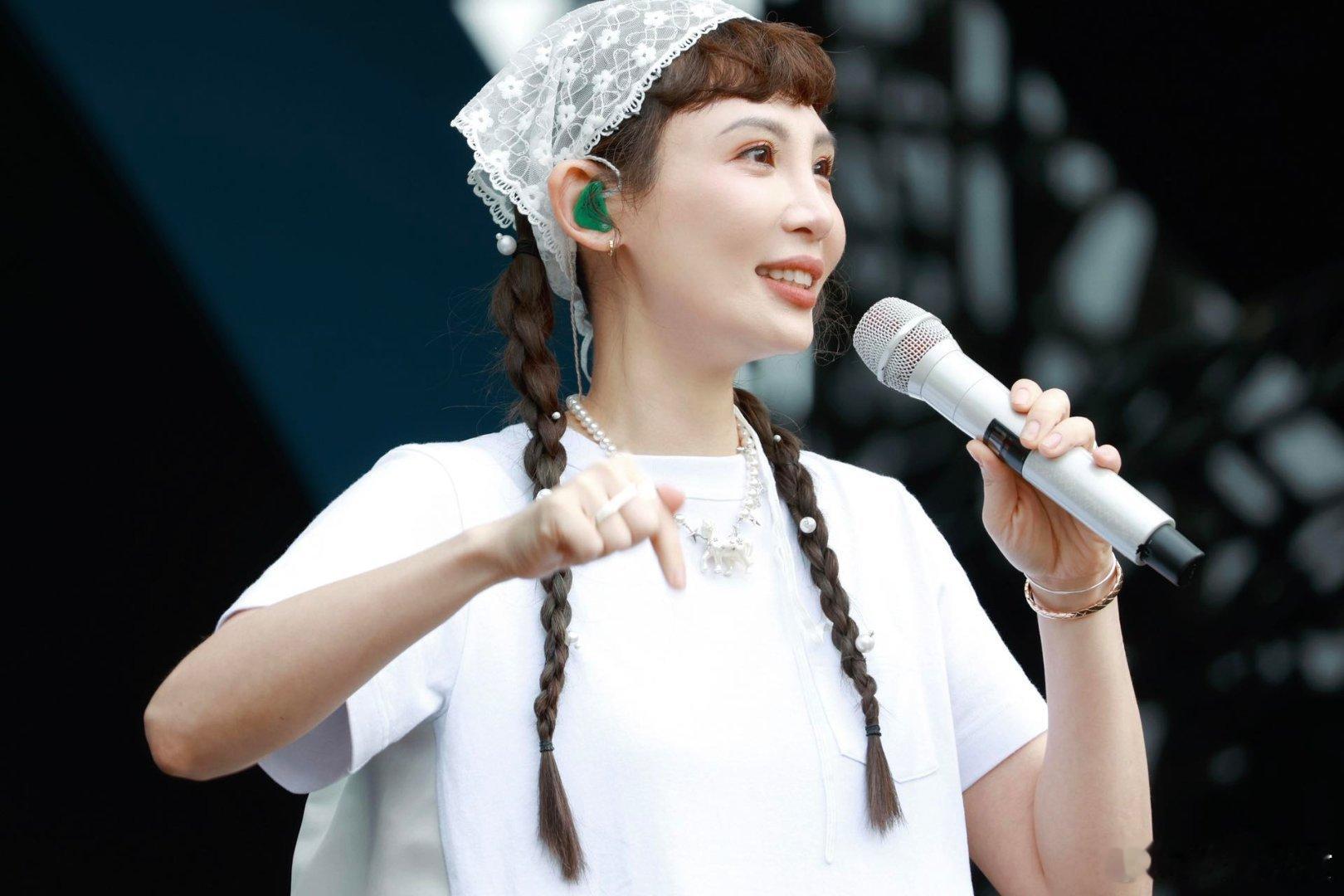 #浪潮音乐大赏有自己的天后宫##浪潮音乐大赏全阵容官宣# 袁娅维的骚灵嗓、戴佩妮的创作力、魏如萱的怪趣味、齐豫的天籁感，四个完全不同的人凑一块儿，太好看了。#第四届浪潮音乐大赏# ​