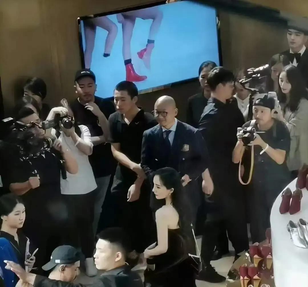 娱乐圈有个心照不宣的行规，品牌代言一旦到期换人，基本就算彻底翻篇了，极少有谁再去吃回头草

偏偏杨幂身上就发生了一件打破常规的事

最近SW重新在国内市场排兵布阵，转悠了一大圈，最后居然把七年前的老代言人又给请了回去

很多人根本没看透这里面的门道

大家一定要把概念理顺，这不是明星到处托关系求来的