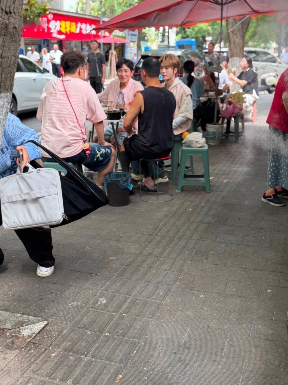 李维嘉，杜海涛，陆虎三人在南京锁金村录制综艺《烟火探探探》被网友偶遇了。三人坐一张桌子上品尝南京当地网红汤包，老板还出来跟他们聊了会天，拍了合照，吃过这家汤包的朋友说说到底好不好吃呀？ ​