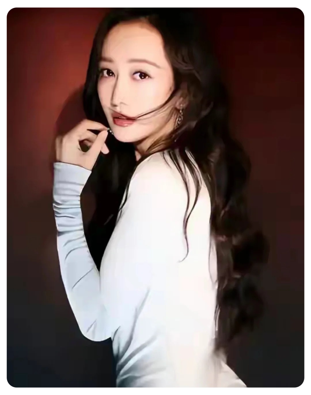 王鸥这招。

是真高啊。

张碧晨当初官宣孩子，还跟男方一起发了个文，什么共同抚养，什么没有别的关系，听着体面，实则给自己留了个口子。王鸥干脆把门焊死了，孩子是我的，你们别问。

这一比就比出来了。张碧晨还给男方留了位置，王鸥是压根没打算让那人露脸。不是不给面子，是觉得这面子给不着。

能这么干的女