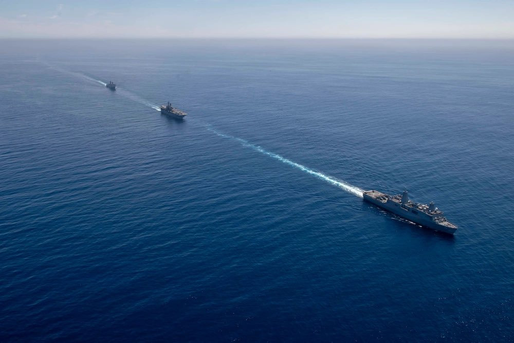 #中外舰闻# 2026年8月21日，由“黄蜂”级两栖攻击舰“马金岛”号（LHD-8）、“圣安东尼奥”级两栖船坞登陆舰“安克雷奇”号（LPD-23）和“约翰·P·默尔瑟”号（LPD-26），以及搭载的第13海军陆战队远征部队组成的马金岛两栖战备大队，在第3舰队责任区内持续行动。 ​