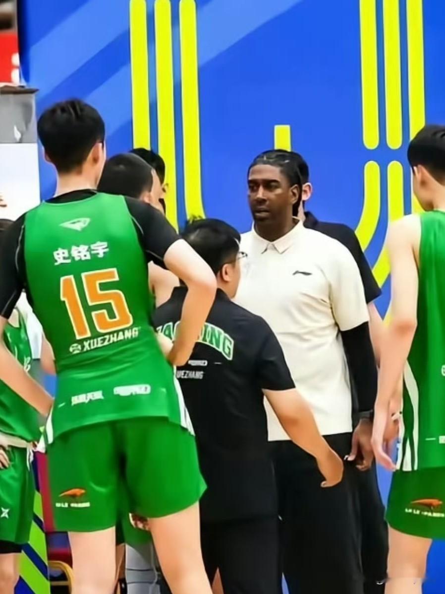 在全国U16男子组四川宜宾赛区的决赛中，重返辽宁男篮梯队的小将史铭宇出战27分钟，砍下13分11篮板，马一鸣受犯规困扰仅打了10分钟拿到8分6篮板。

后场双枪，邵永哲19分3助攻3抢断4篮板，周也14分5助攻5篮板。

在江苏队的全场紧逼面前，辽篮的年轻球员持球点明显更多，利用个人突破和转移球破解