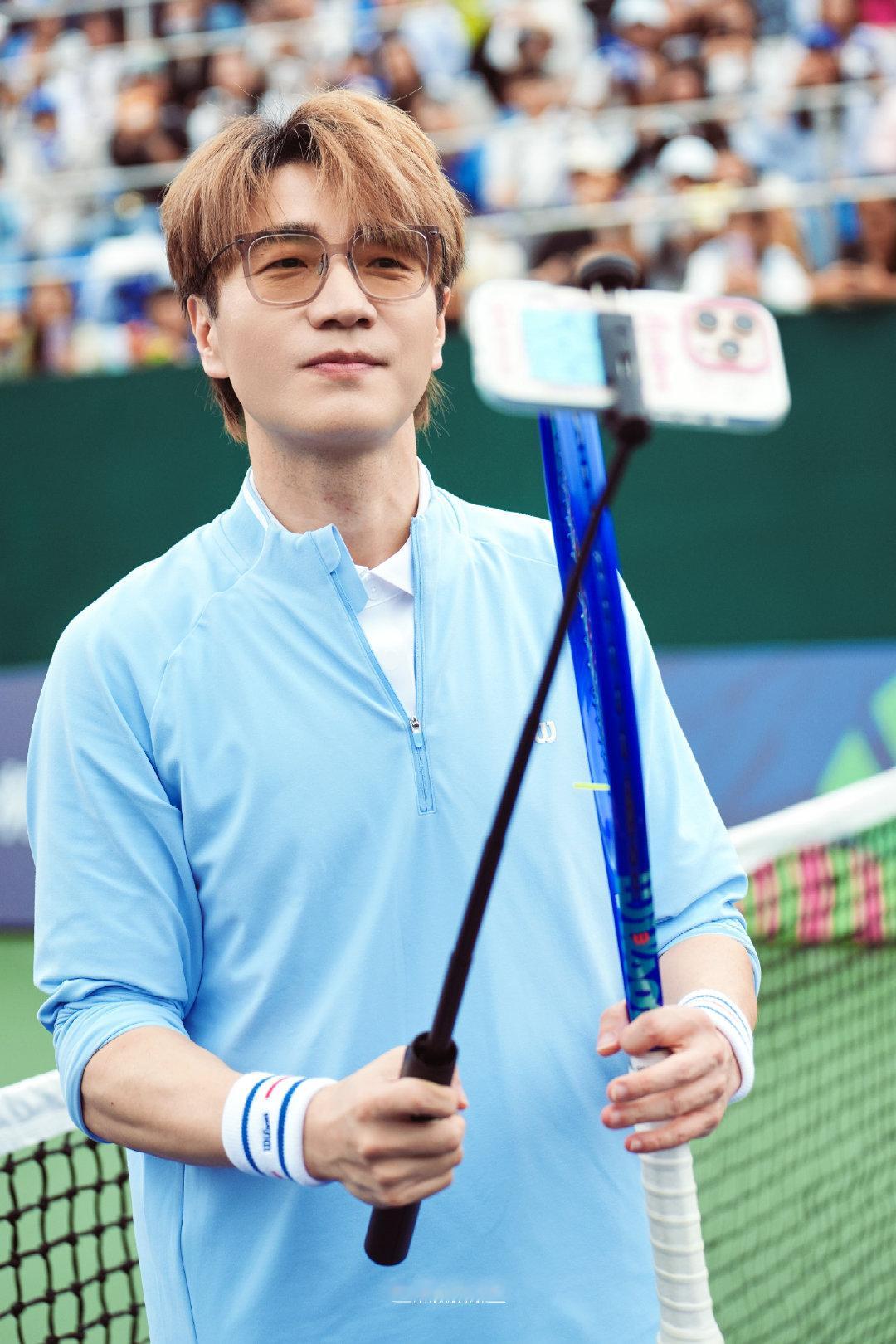 #王铮亮[超话]##瞿颖抡抡杯##王铮亮timeecho巡回演唱会# 261004｜🎾
合影也要这么萌萌吗
这小脸能不能给俺戳一下[拜托] ​