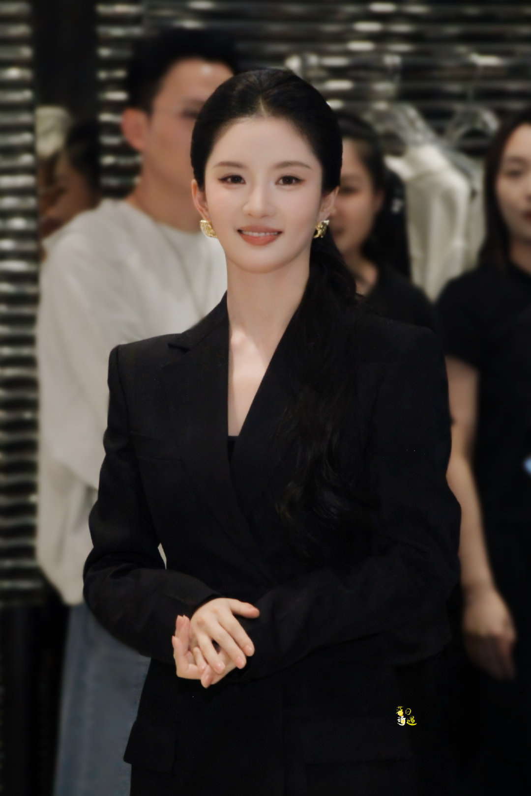 #刘些宁[超话]##刘些宁# 💛#青年演员刘些宁# 
2026.09.24 宁波alexanderwang

想跟在刘总身后拎包[给你小心心]
期待新专辑❗️

​