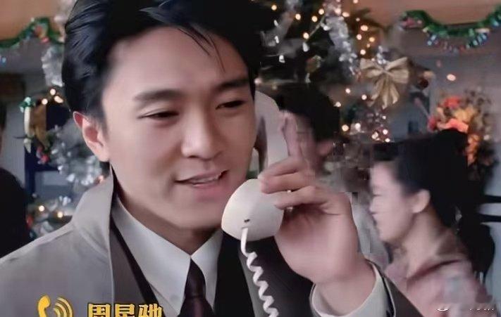 老梗新用，一下子唤起很多观影回忆。
电影落幕，但故事好像还在继续。演员把拍戏得来的收获落地到现实生活，昔日片中搭档线下相聚，这种戏内戏外的联动，就像一份额外的番外彩蛋，满是真诚的烟火气。#周星驰一个字绝祝贺雪野提新车##看到功夫女足番外彩蛋了# ​