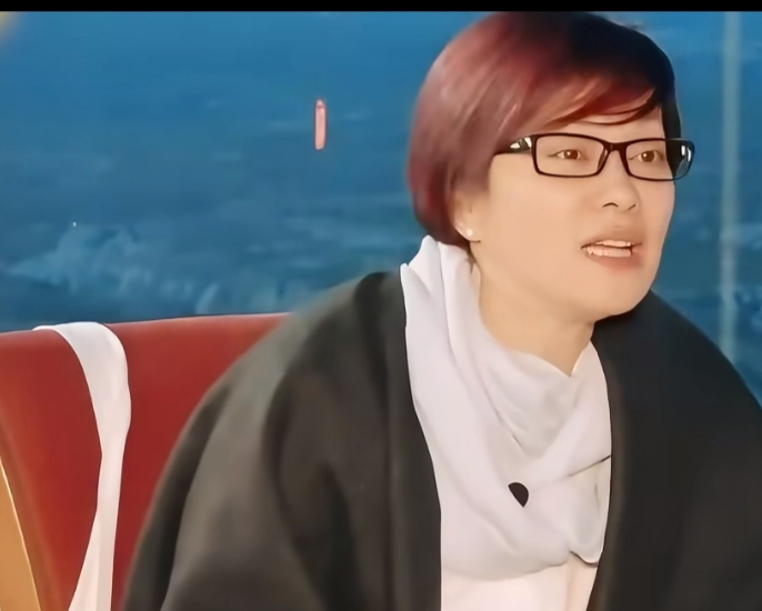 毛阿敏对许晴称呼的变化毛阿敏对许晴称呼的变化。一开始一口一个&34;宝贝&34;，许晴也掏心掏肺地在车上说&34;你是我的国宝&34;，两个人好得跟一个人似的。后来，毛阿敏直接改口叫&34;这姐们&34;，连名字都不愿意提了。从&34;女儿&34;到&34;这姐们&34;，不是吵架、一点点地把你从心里移出去了，这种冷暴力比当面翻脸还让人难受。许晴从头到尾
