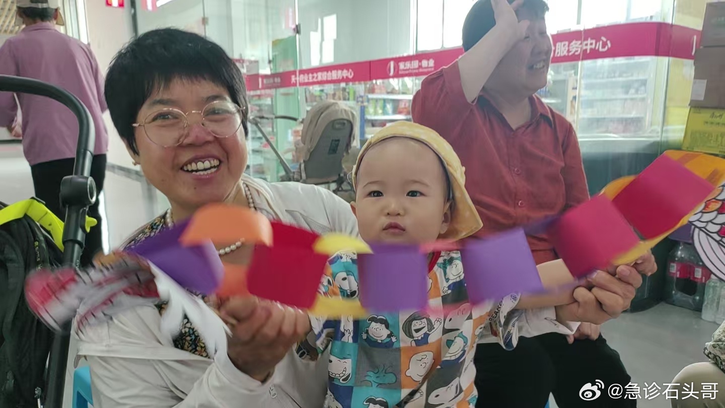 奶奶和她的二孙子，累不累？累，高兴不？高兴。辛苦不？辛苦。孩子好带不？...