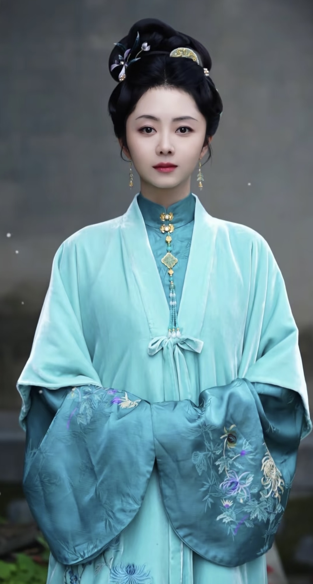 说白了
谭松韵演技好不好，根本不打紧
她最大的本钱恐怕不是演技，也不是外貌，而是她单枪匹马勇闯娱乐圈18年的勇气

今天才知道，谭松韵出道18年，竟然没有签过经纪公司

一直是单打独斗的，没有背景没有资源，硬生生靠着自己和经纪人在娱乐圈里走出了自己的一条路

演绎了一个又一个被观众喜欢的角色

这次