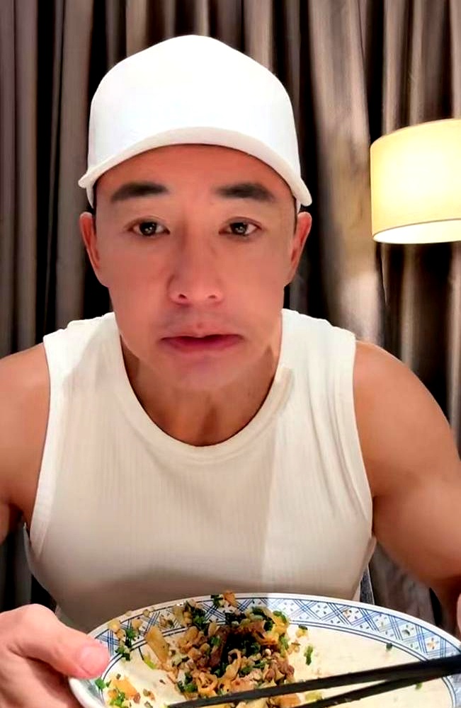 披荆斩棘三公分数刚出来，刘畊宏部落垫底直接出局，网友还在替他委屈，结果第二天人就站上了周杰伦南京演唱会的舞台
 

两人同台合唱，唱的偏偏还是那首《淘汰》
 

前几天周杰伦连线还问他“你们节目有淘汰吗”，刘畊宏开玩笑说你总不能为了让我去演唱会就咒我被淘汰吧，没想到一语成谶，无缝衔接
 

普通人失