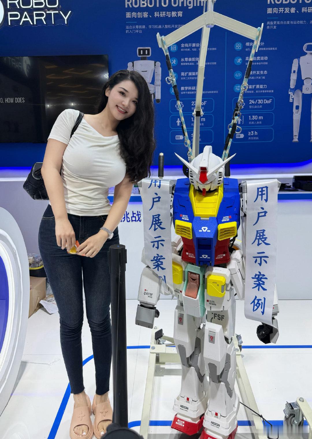 3d打印的高达diy在机器人上好可爱
宇树机器人在打拳击哈哈哈哈哈哈哈
进不去会场的人在买摆摊便宜机器狗
小孩哥和机器人下象棋毫无还手之力

这届机器人大会真挺抽象哈哈哈 ​