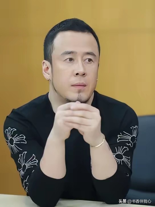 很多人只听过杨坤沙哑沧桑的歌声，却没人知道，他一生封神的作品、五十岁依旧单身的执念，全都源于年轻时错过的一个姑娘。倾尽所有陪他熬过最穷低谷，最后体面分手悄然离世，成了他这辈子永远补不上的遗憾！
 
大家熟悉的杨坤，是乐坛实力派歌手，一首《无所谓》火遍大江南北，独特的烟嗓唱尽了成年人的无奈和释然。可很