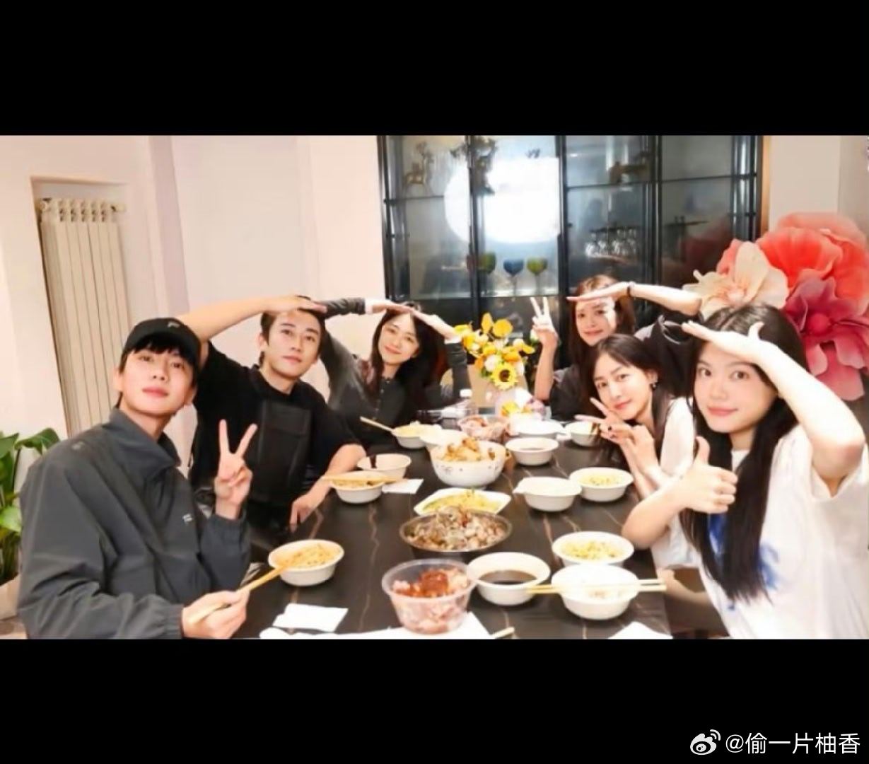 #刘学义兰香如故3万福利#还记得《兰香如故》破3万时大家立下的flag吗？如今全都兑现了！刘学义亲自下厨做了一桌好菜招待剧组，谭松韵穿着西装跳起女团舞，还有潘毅鸿的女装、李梦的数钱舞、郑合惠子的小剧场……大家用各种方式回馈着观众的喜爱。 ​