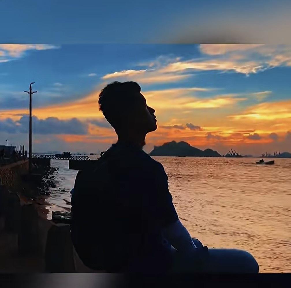 AI 浪潮的三个阶段：
第一阶段，资本：能源、芯片、算力、数据中心，解决 “AI 能不能存在”。
第二阶段，创造者：ChatGPT、Claude、AI App，解决 “人怎么使用 AI”。
第三阶段，Agent：身份、支付、权限、数据、采购、交易、执行 API，解决 “Agent 怎么独立行动”。
前两阶段是在建设 AI，第三阶段 ​