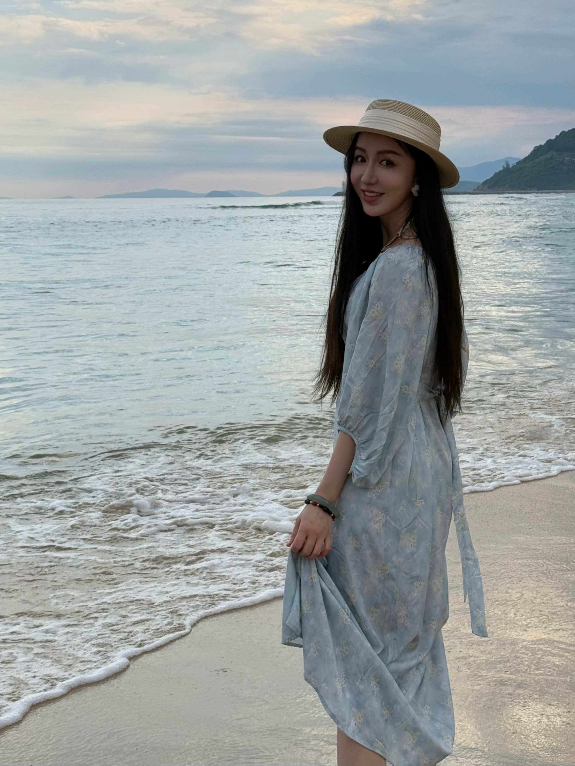 多吉第一次看海，可把他高兴坏了。温柔的海风，伴着淡淡的晚霞，狗狗陪着散步玩水，快乐的不得了～#生活有星意##带着狗狗去旅行##萌宠# ​