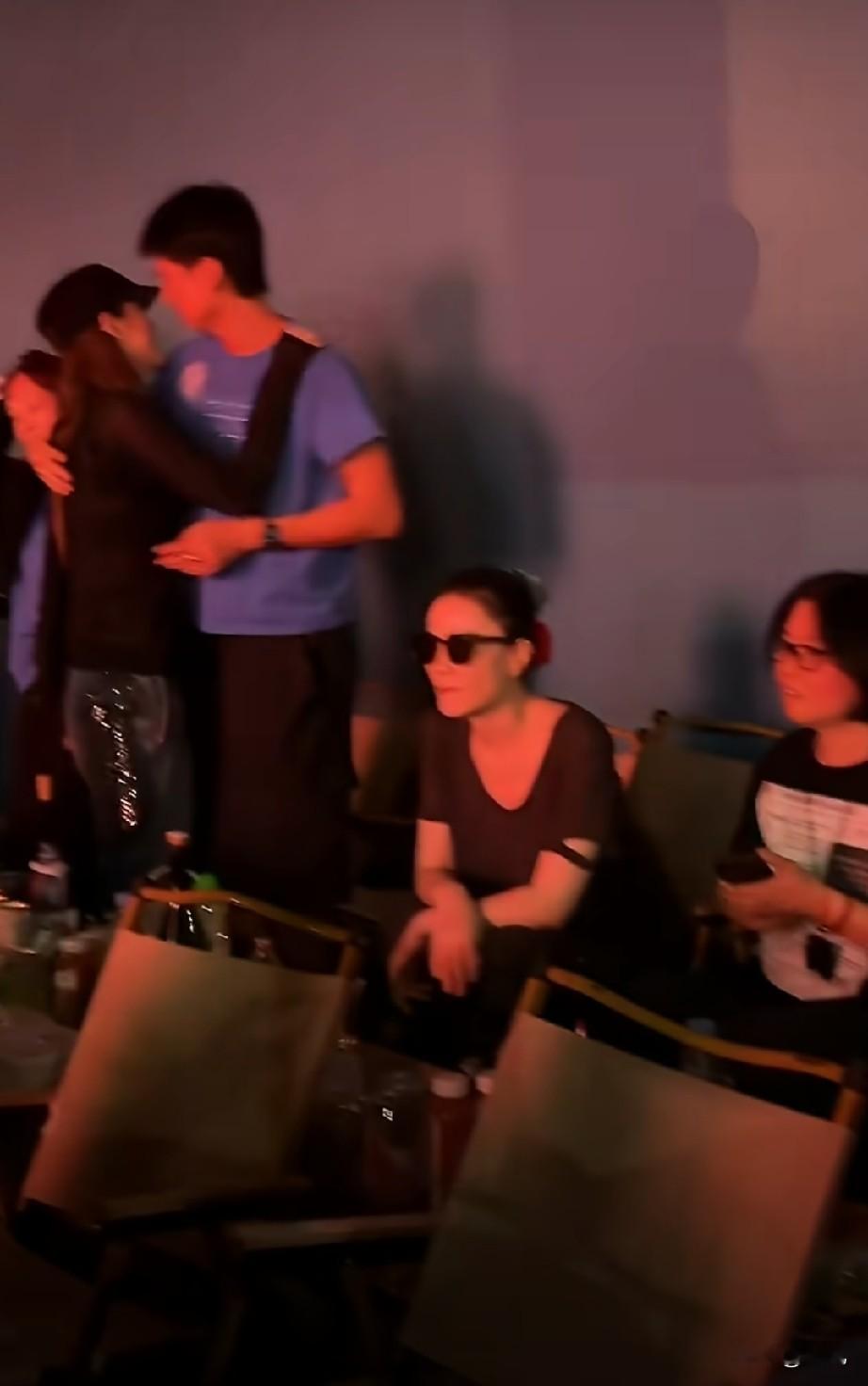 欧阳娜娜把手搭在瑞恩的肩上，瑞恩搂着欧阳娜娜的腰部，王菲在边上静静的听唱歌，后来瑞恩把欧阳娜娜引荐到王菲身边，王菲开了一瓶香槟，三个人碰杯，从这些细节可以看出，他们平时就这样，王菲早已见怪不怪，这就是他们自然的日常，别人看音乐会在现场就是单纯去听歌，王菲带着一群人去音乐会，还带上随时可以喝的香槟，可
