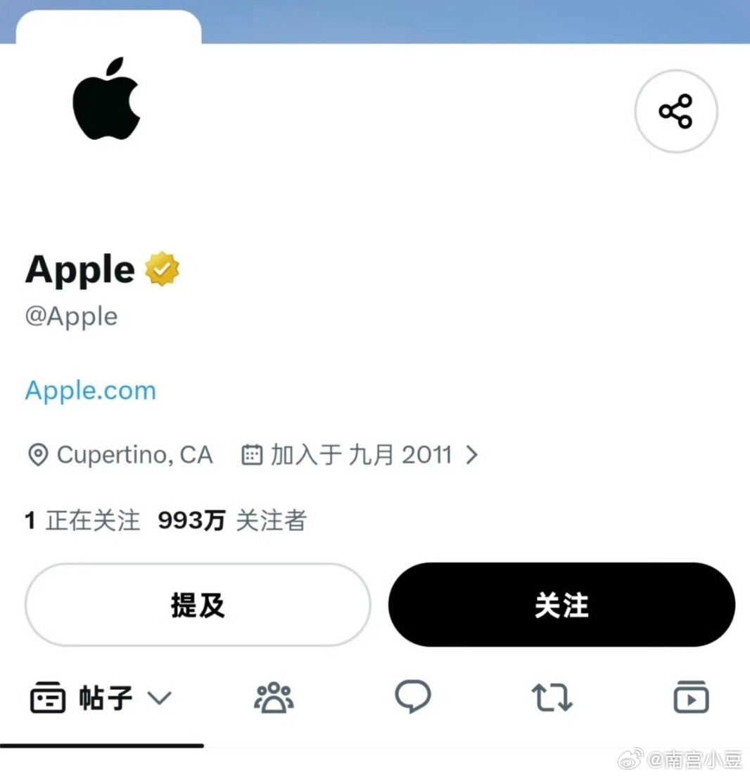 2026年9月1日苹果完成CEO换帅，官方X账号关注列表变动引发“取关库克”热议，但事实并非如此。
并非取关：网页快照显示，苹果官方X账号自2016年启用以来长期保持“0关注”，从未关注过库克。
首次关注：此次变动实为从“零关注”变为“唯一关注”新任CEO特努斯，系打破惯例的首次关注。 ​