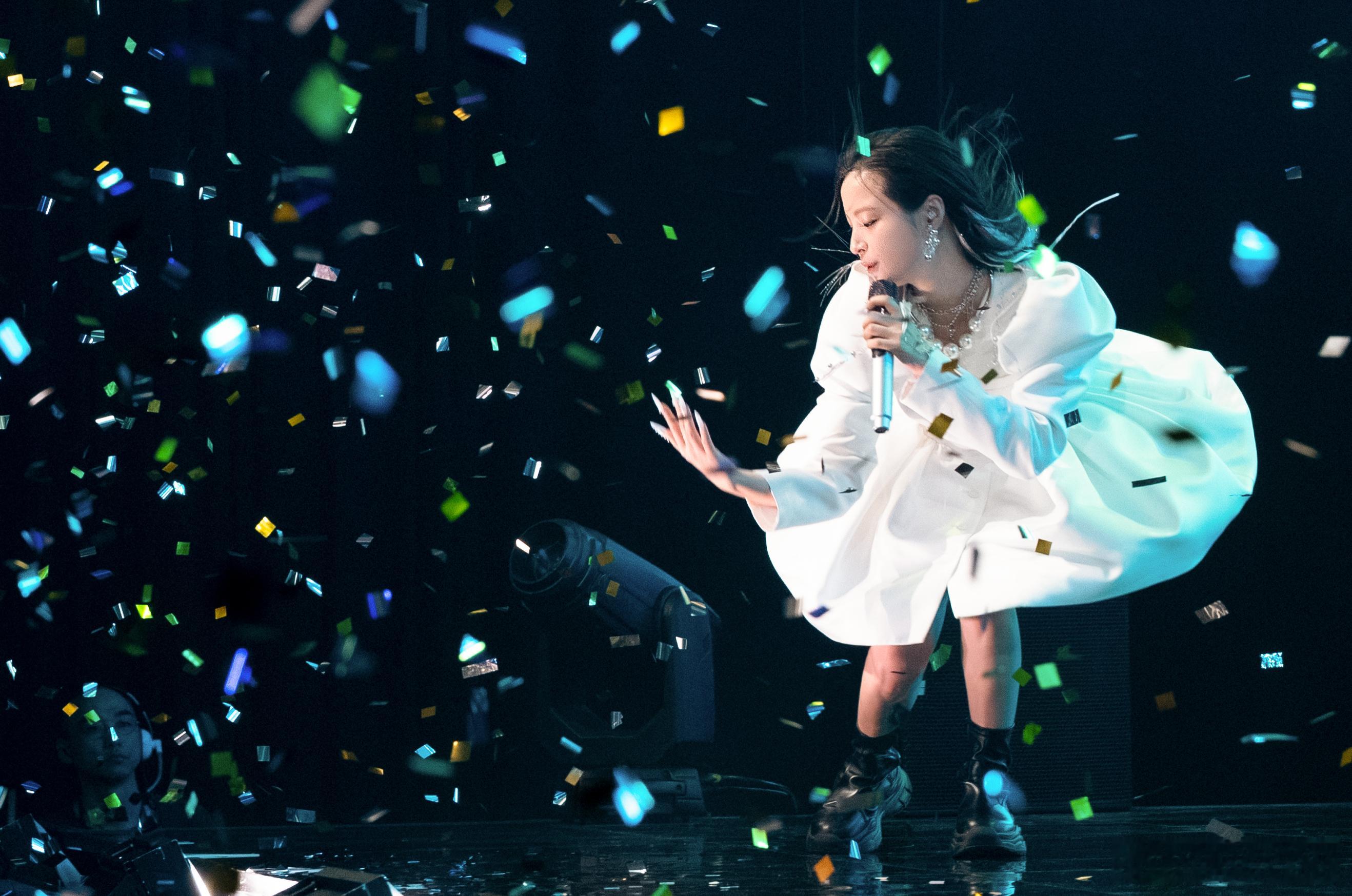 【Netflix日剧《フジヤマBOY》官宣！一之濑亘×广濑铃上演“美女与野兽”】

由日本电视台制作、Netflix全球独占配信的日剧《フジヤマBOY》正式官宣，将于2027年1月上线。
该剧由一之濑亘主演、广濑铃担任女主角，这也是日本电视台与Netflix在真人影视作品领域的首次合作。

本作是一部“日本第一疯狂、 ​