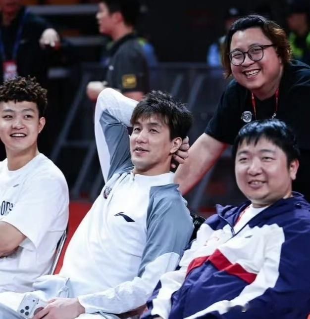 手心手背都是肉！郭艾伦和杨鸣解说老东家辽宁男篮比赛，内心五味杂陈，有苦...