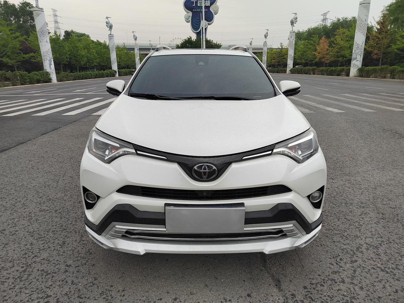 别被“保值神话”忽悠了！二手RAV4荣放，到底该花多少钱买？今儿必须给你掰扯明白
老铁们，如果你还抱着“丰田开三年只亏购置税”的老黄历去买二手RAV4，我劝你先把钱包捂紧了——因为现在的行情，能让你惊掉下巴。
先说个扎心的事实。2024款RAV4荣放，当初落地小18万，现在一年车龄的二手行情也就11