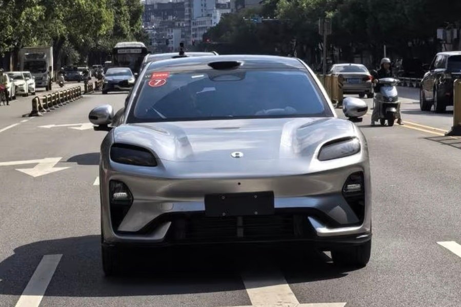 AIVA ME7 的无伪测试车已经有了

看着还行？

（才发现车头真的很像保时捷[二哈]） ​