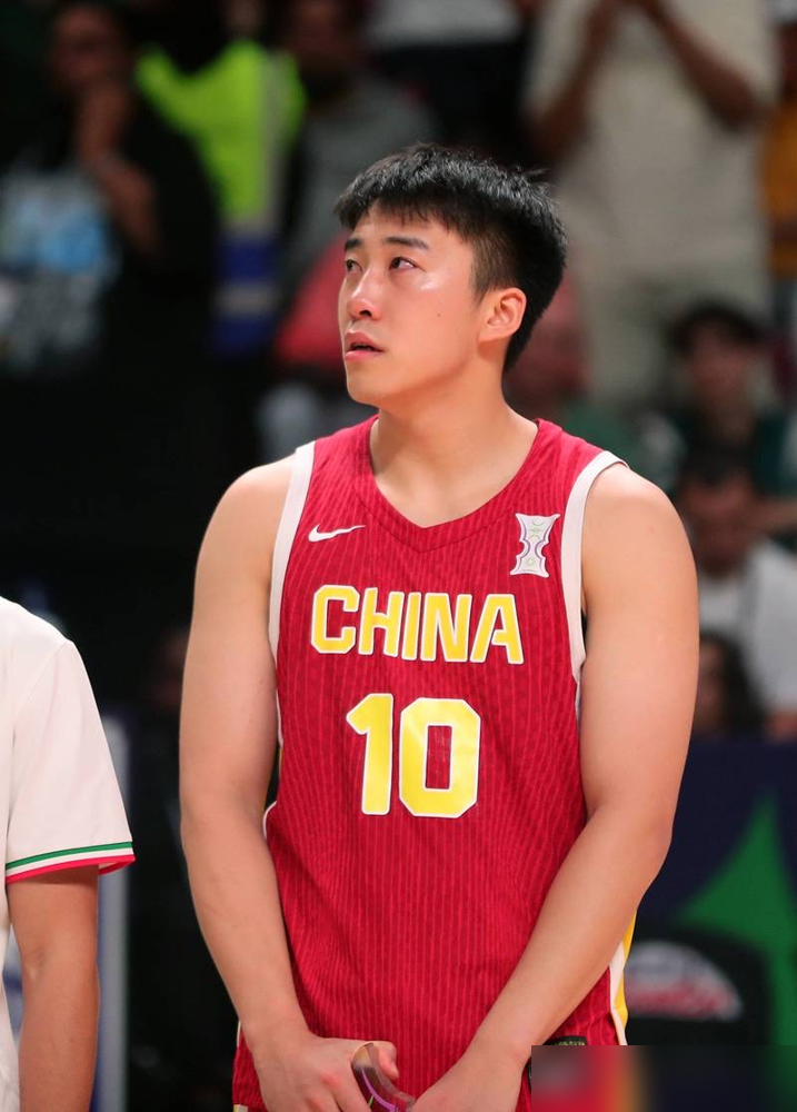 56个人进进出出，47个上去溜了一圈，老叔还在喊没人可用。
周琦腰不行，赵睿浑身伤，卡塔尔这场直接摊牌了。赵继伟、贺希宁、李弘权、王俊杰、胡金秋，这套阵容说白了不是天赋局，是耐力局。老郭的逻辑很直给：谁身体扛得住，谁上。
场上更绝。后卫发牌，内线要位，外线等着，三板斧抡完就没了。王俊杰那种灵性锋