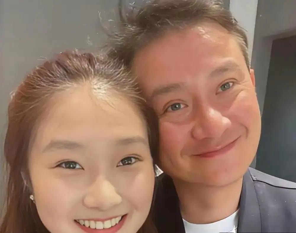 文章和马伊琍离婚7年，竟给全中国离异夫妻上了一堂最狠的体面课。
17岁大女儿放假，刚晒完跟老爸头贴头下馆子，转头又陪马伊琍在海外海边逛街。
离异家庭没给娃留阴影，这俩人是怎么干？
文章掏大头学费陪比赛，马伊琍抓日常当闺蜜，硬把抚养权玩成了战友合伙人。
没拉踩，不互撕，有事家庭群里说。硬 ​