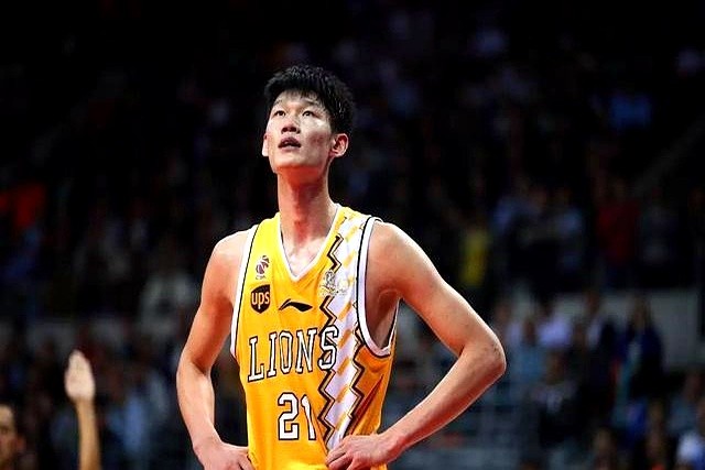 男篮这套世预赛阵容，看一眼就让人直摇头。

内线不把徐昕提上来，非让胡金秋去死扛中锋，纯属自己给自己挖坑。锋线上赵嘉义、李弘权、朱俊龙这几个，挑一个能用的就行。张镇麟确实有两把刷子，王浩然也值得给张门票。

转头看看后卫线，真是一个能打硬仗的都挑不出来。指望这帮后卫在外线扔三分赢球？教练组现在摆明了