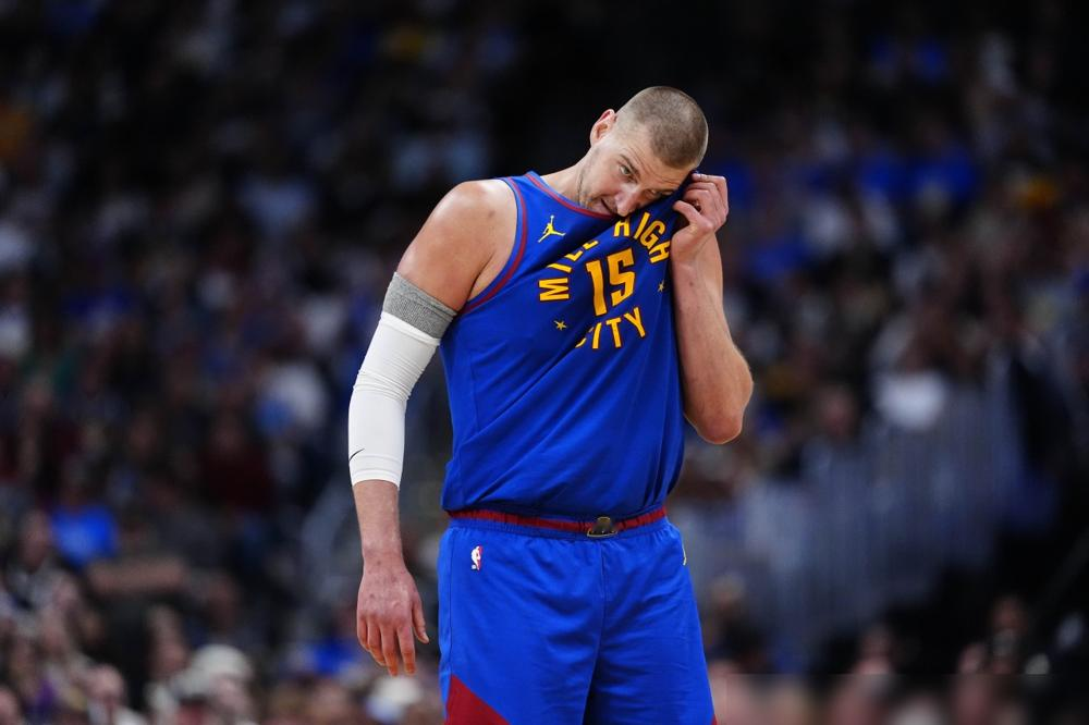 约基奇被戈贝尔锁死了？奥尼尔拍桌子反驳：放屁！他就是手感凉，别把功劳给...