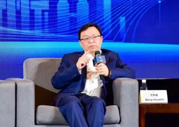 你绝对想不到，身家千亿的比亚迪创始人王传福，如今依然坚持每周雷打不动做一件事：拎着水果零食，溜达着去隔壁别墅，找嫂子吃饭！

在很多人，有钱人都是锦衣玉食，过着光鲜亮丽的生活。

偏偏王传福是个例外。

在外人眼中，他是实打实的行业牛人，靠着一股韧劲，把当初一间不起眼的电池小作坊，一步步做成如今火爆