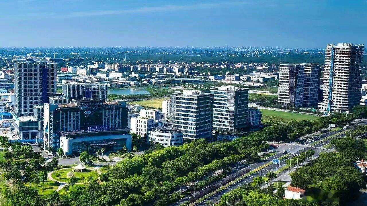 【金山这个镇未来五年要怎么干？答案都在这里…】一座“烂尾楼”能蝶变成什么？山阳镇给出的答案是：一座科创城。
未来五年将以上海湾区科创城为牵引，推动产业向智能化、绿色化迈进，把山阳建设成为区域科创成果转化的首选地、新兴产业集聚的强磁场。 ​